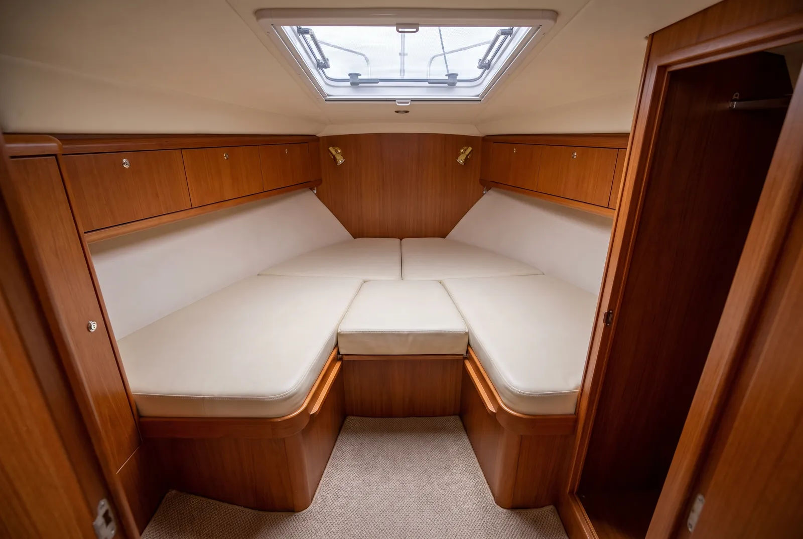 Detail van een Regal Kajuitcruiser